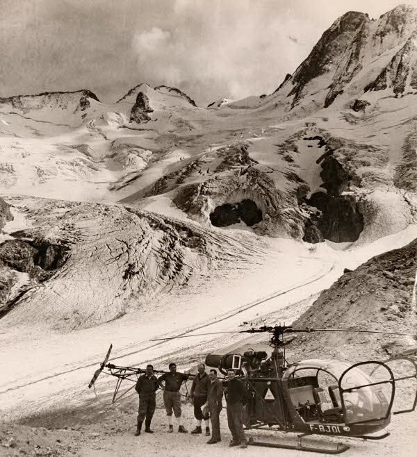 Photo du début des années 60 - L'Alouette II F-BJOI de la Protection civile d'Annecy posée dans le massif du Mont-Blanc, avec notamment Alfred LEPLUS (Le deuxième en partant de la droite) - Photo archives Sécurité civile