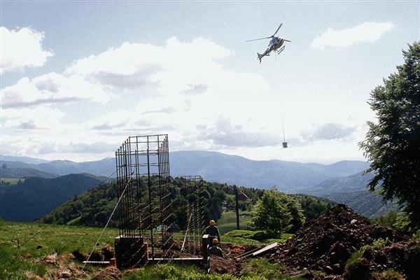 C'est une société spécialisée dans l'aménagement des remontées mécaniques et des travaux en montagne qui est chargée du chantier. Photo Jean Becker