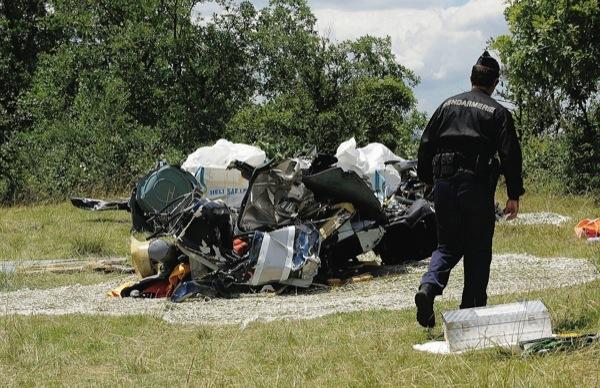 Les débris de l'hélicoptère ont été évacués hier après-midi - Photo Jean-Marc Collignon