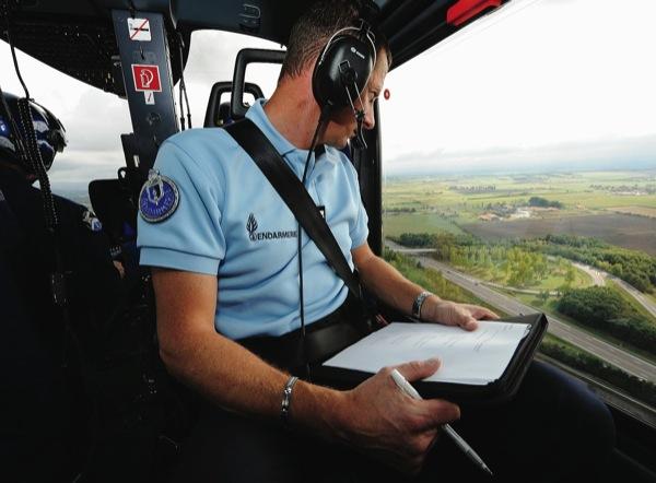 A bord du tout nouveau EC 135 ; « Etre vus par des centaines d'automobilistes en aussi peu de temps, c'est un effet dissuasif indéniable » - Photo Philippe Vacher