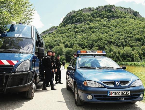 Au pied du mont Cordon. Les lieux du drame sont préservés du regard des curieux par les gendarmes mobiles / Photo V. L.