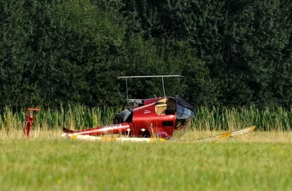 L'hélicoptère de type Robinson R22 immatriculé F-GHHT a chuté avant de se coucher sur le côté à l'atterrissage - Photo Le Progrès/Laurent THEVENOT