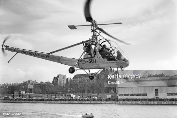 Henri Boris aux commandes du Hiller 360 Helicop-air au 1er salon national des Sports et du Camping, le 2 avril 1950 - Photo Gettyimages