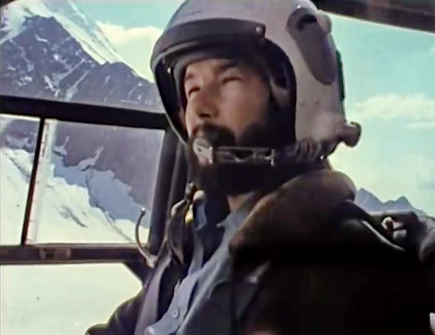 Pilote aux commandes de l'Alouette 3 F-MJBL lors d'un secours dans le massif du Mont-Blanc durant l'été 1978 - Photo DR ECPA