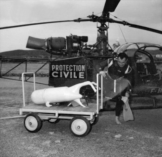 Alouette 2 F-BJOI Protection civile avec scooter sous-marin bandol bendor 1960 ricard, lors de l'inauguration du Centre de plongée en octobre 1960 - Photo Serge de Sazo