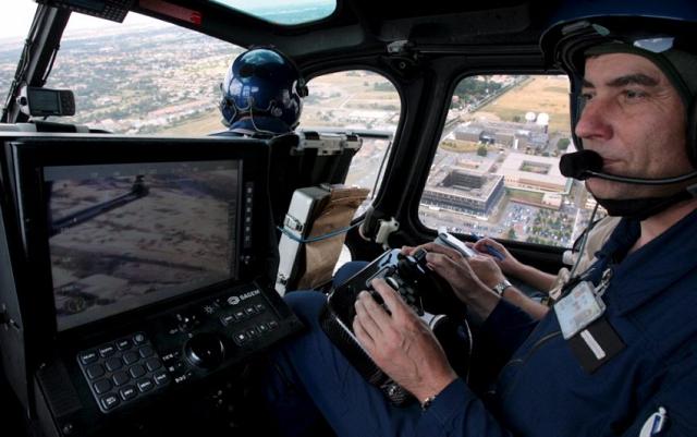 L'hélicoptère est équipé d'une puissante caméra, maniable avec un joystick, qui permet de distinguer de près les personnes et les voitures au sol. Photos DDM, Michel Labonne