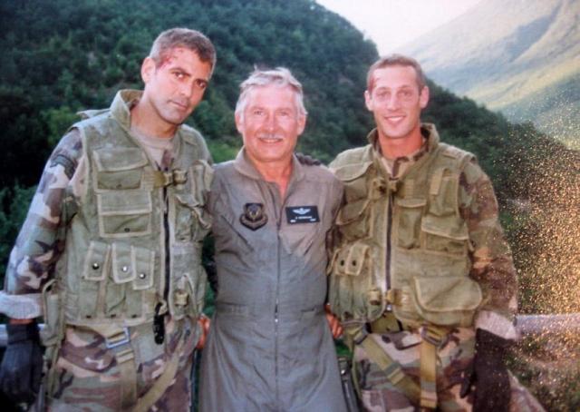 Dans les coulisses du « Pacificateur », de gauche à droite : George Clooney, François Sturm et Brad Martins (cascadeur)