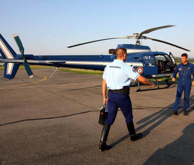  L'hélicoptère est un moyen idéal pour repérer les comportements à risques et alerter les unités au sol - Photo J.-M. Ramel