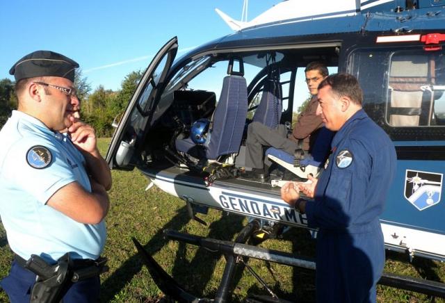 Le chef Rey-Lemeur, de la brigade motorisée de Nogaro, lieutenant-colonel Bernardini, de la section aérienne de Toulouse, et le sous-préfet de Condom, Dominique Gilles ont fait le point au cours de l'opération avant de poursuivre celle-ci vers Mouchan - Photo Ph 