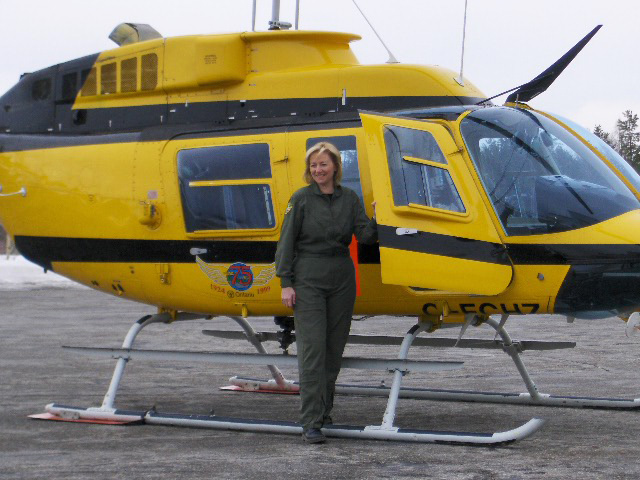 Mary Ellen Pauli, pilote d'hélicoptère du ministère des Richesses naturelles