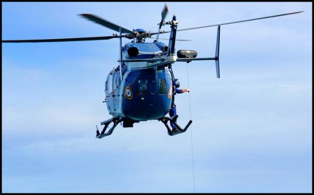 L'EC 145 F-MJBO de la SAG de la Réunion en mission de treuillage avec la vedette "Moïse Bègue" de la SNSM - Photo © Rémy Rège & Stéphane Bommert