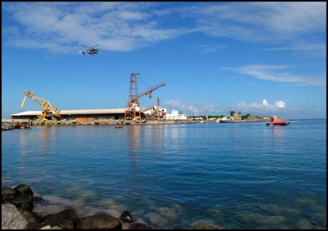 Arrivée de l'EC 145 F-MJBO au dessus du plan d'eau de Port les Galets - Photo © Rémy Rège & Stéphane Bommert
