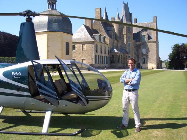 Se poser partout : un vrai bonheur pour Jérôme Alexandre, ici, devant le château des Rochers à Vitré