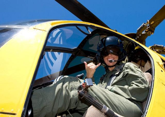 Desiree Horton aux commandes du Hughes 500 - Photo by Bob BANGERTER