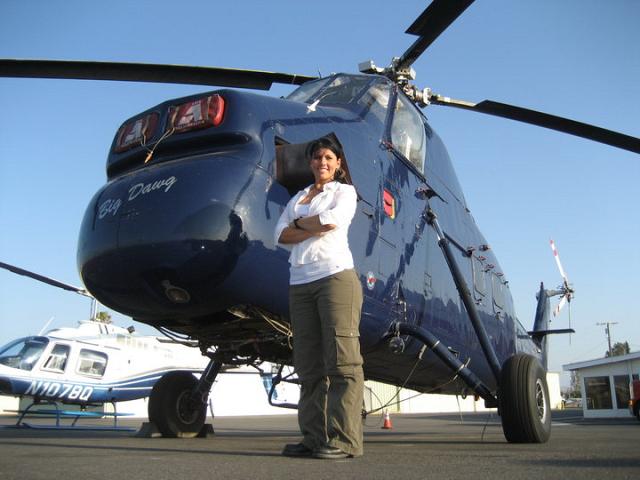 Desiree Horton pose devant "Big Blue"