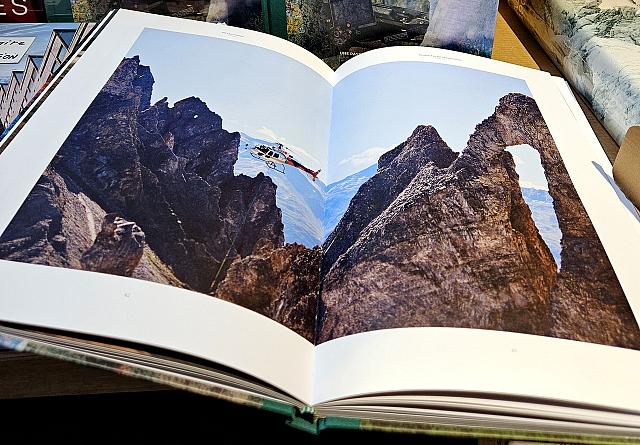 Double page intérieure du livre 394 tours minute - Christian Blugeon, une passion qui ne manque pas d'air - Photo DR Blugeon Hélicoptères