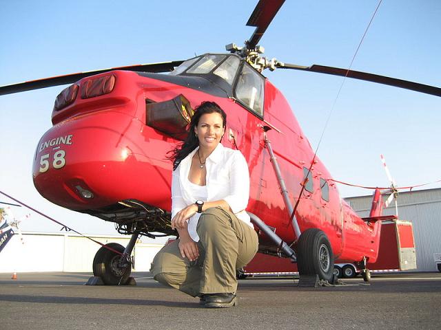 Desiree Horton pose devant le Sikorsky S-58ET N1168U