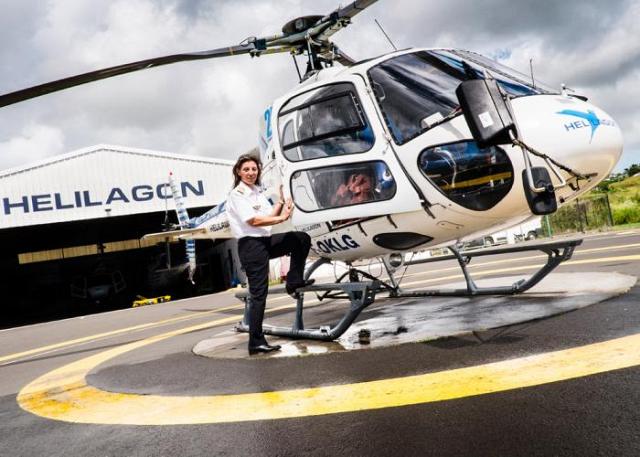 Avec plus de 450 000 passagers transportés et plus de 60 000 heures de vol à son compteur, la société Helilagon a 25 ans d'existence. Cécile Botta est l'une des sept pilotes qui composent l'équipage de la société - Photo © Gaël Ecot