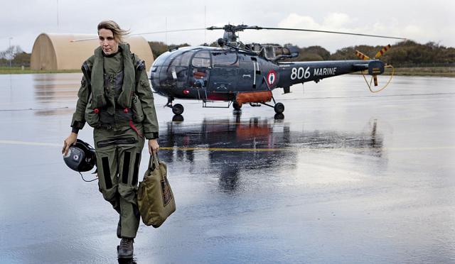 Johanne, pilote : Depuis son alouette III, elle surveille la côte, repère les pirates ou les trafiquants de drogue et assure les sauvetages en mer - Photo © Pierre Terdjman 