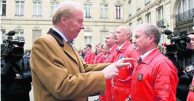 Thierry Fruit et Michel Lamarre (pilotes), Jean-Claude Pagnier et Olivier Lafaye (mécaniciens opérateurs de bord) et Cyril Marshal (sapeur-pompier et plongeur de bord) ont été épinglés de l'ordre national du Mérite - Photo DR