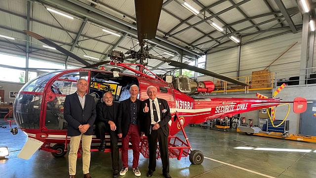 De gauche à droite : Michel Pierre, Francis Delafosse, Noel Rivière et René Romet devant l'Alouette 3 au 60 ans de la base d'Annecy, le 23 mai 2025 - Photo DR l'Essor savoyard