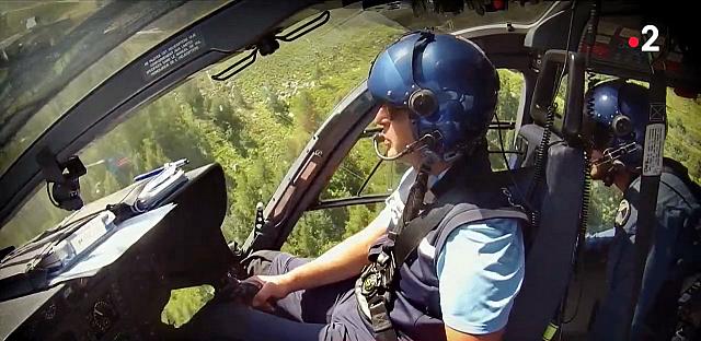 L'équipage, pilote et MOB aux commandes de l'hélicoptère EC 145 F-MJBJ Choucas 05 du DAG de Briançon - Photo DR France Télévision