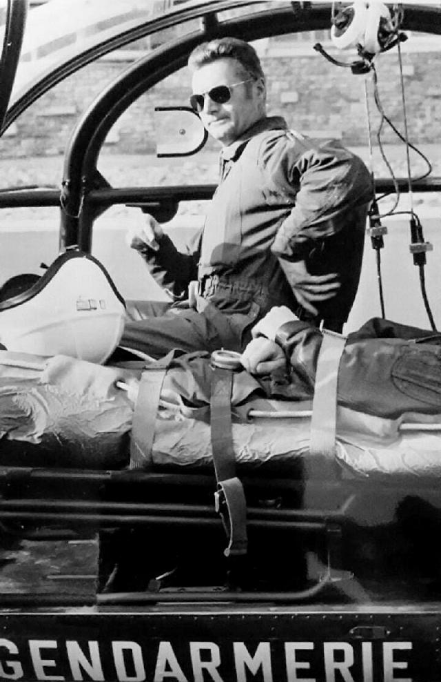 Adjudant-chef Michel Leduc aux commandes de l'Alouette II F-MJAR équipée de la civière intérieure occupée par un blessé - Photo DR collection M. Leduc
