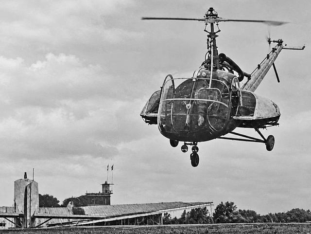 Alexis Santini aux commandes du Hiller UH-12A n°126 UH-12A n°126 F-OAHA MEDEVAC le 16 mai 1950 - Photo collection Georges Joly