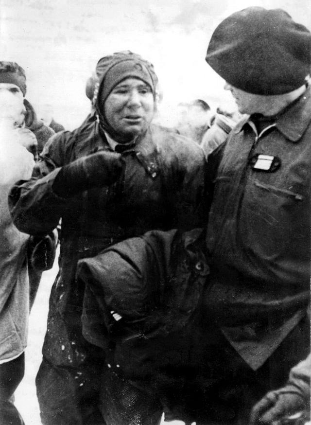 Alexis Santini en discussion avec le commandant Le Gall à Chamonix en Décembre 1956 - Photo DR