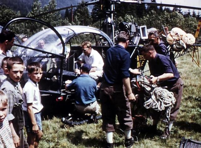 Alouette 2 F-BIFM Protection civile pilotée par Gérard Frommweiler, chargement de la machine, en 1959 - Photo DR