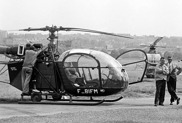 Alouette 2 F-BIFM Protection civile (en arrière plan un Djinn) le 12 juin 1958 lors de la présentation du Hiller ROE Rotorcycle sur la Base PC à Issy-les-Moulineaux - Photo Keystone-France/Gamma-Rapho via Getty Images