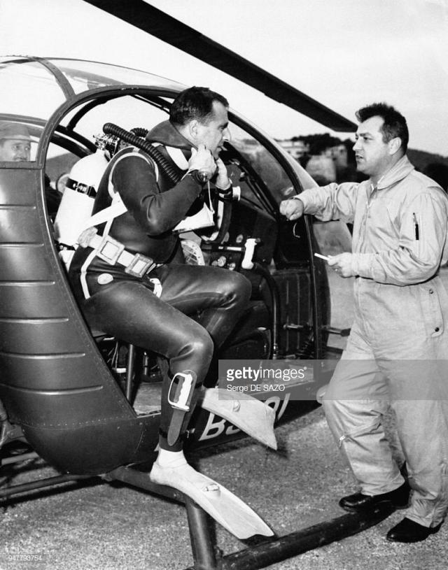 Alouette 2 F-BJOI Protection civile Base de Nice avec Louis MARET (mécanicien) à l'arrière-plan gauche, le capitaine Claude VALLET (pilote) et Plongeur caporal-chef RAMARD du CSP Cannes, en octobre 1960 - Photo Serge de Sazo