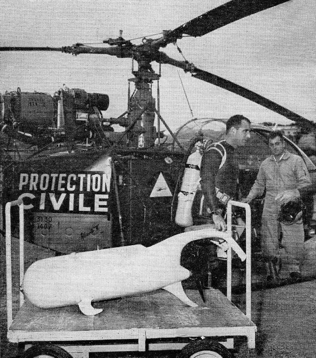 Alouette 2 F-BJOI Protection civile Base de Nice avec le capitaine Claude VALLET (pilote) et le plongeur caporal-chef RAMARD du CSP Cannes en octobre 1960 - Photo Serge de Sazo