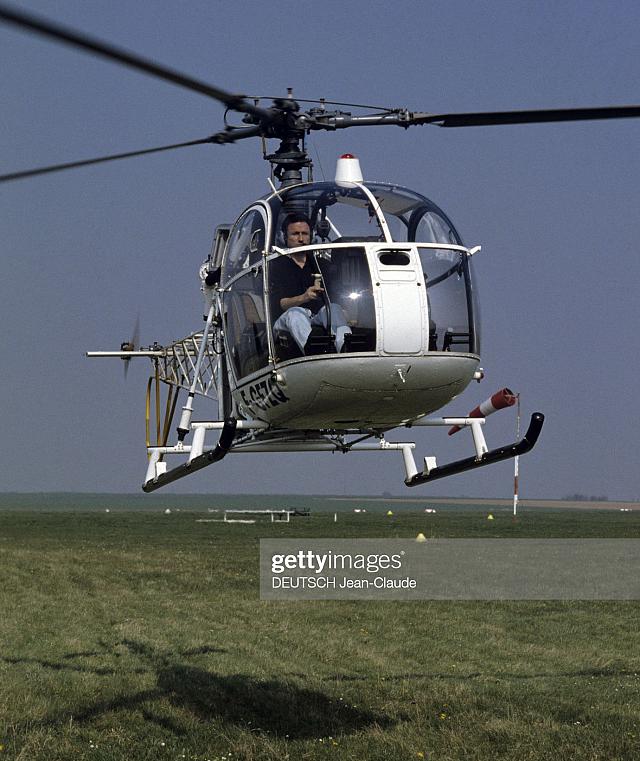 Michel Drucker aux commandes de l'Alouette 2 F-GFZQ, le 2 avril 1990 - Photo Jean-Claude Deutsch Getty Images