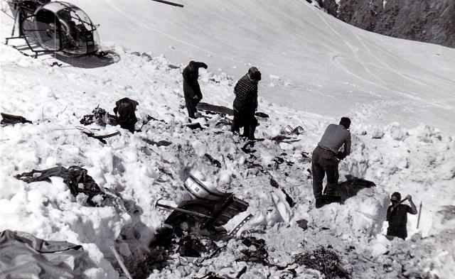 Alouette 2 F-MJAW Gendarmerie sur le lieu de crash - Photo DR collection Pierre Rossignol et Roger Drouin