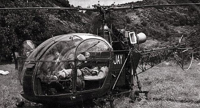 Alouette 2 F-MJAY Gendarmerie avec Aime Barrel aux commandes - Évacuation du cycliste Roger Rivière, le 10 juillet 1960 - Photo DR collection D. Roosens