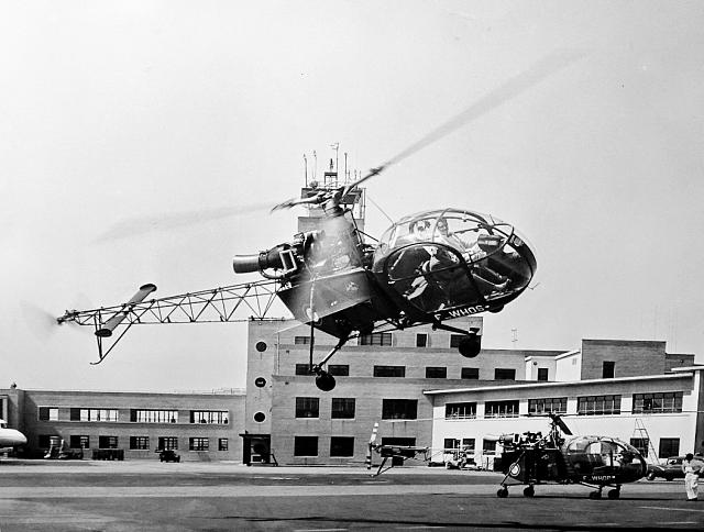 Alouette 2 F-WHOS en vol et F-WHOP au sol US Tour le 17 avril 1957 - Photo DR Sud Aviation