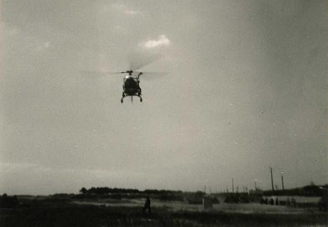 Préparation pour l'hélitreuillage avec l'Alouette 2 F-ZBAB Protection civile vers 1962 ou 63 - Photo DR spotting.web