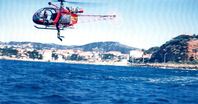 Alouette 2 F-ZBAC Protection civile Base de Nice avec plongeur sautant de l'hélicoptère après mai 1962 - Photo DR museedumas.fr