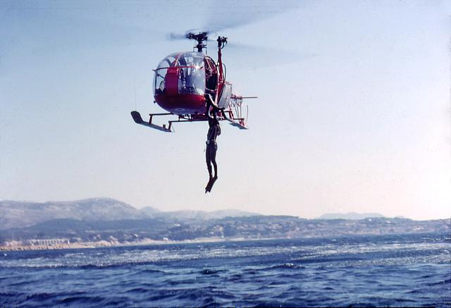 Alouette 2 F-ZBAC équipée de sa flottabilité Protection civile (Base de Nice) avec l'hélitreuillage du plongeur - Photo DR museedumas.fr