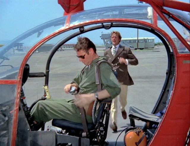 Sur l'Aéroport Nice-Côte d'Azur, l'acteur Roger Moore (Brett Sinclair) rejoint l'Alouette 2 F-ZBAK Dragon 06 de la Protection civile (Base de Nice) avec le pilote (Jean Van Den Broeck) à son bord (épisode 2 diffusé en 1971) - Photo DR