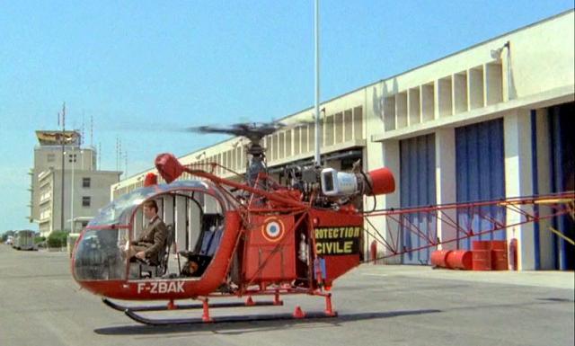 Sur l'Aéroport Nice Côte d'Azur, la doublure de Roger Moore (Brett Sinclair) aux commandes de l'Alouette 2 F-ZBAK Protection civile avec le pilote à son bord (épisode 2 tourné en 1970) - Photo DR