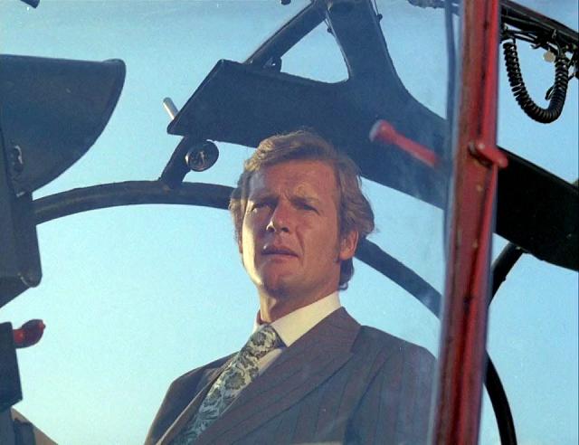 L'acteur Roger Moore (Brett Sinclair) aux commandes de l'Alouette 2 F-ZBAK Protection civile - Photo DR