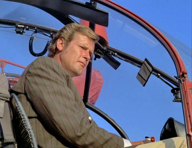 L'acteur Roger Moore (Brett Sinclair) aux commandes de l'Alouette 2 F-ZBAK Protection civile - Photo DR