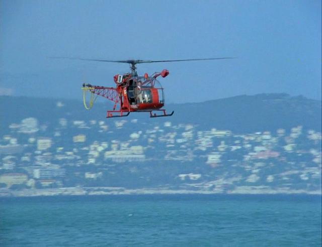 L'Alouette 2 F-ZBAK Protection civile survole la mer, aux commandes, le pilote Jean Van Den Broeck, doublure pilote de Roger Moore - Photo DR