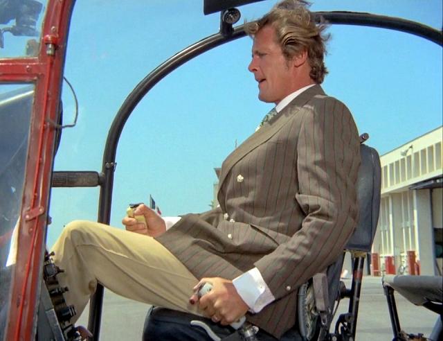 L'acteur Roger Moore (Brett Sinclair) aux commandes de l'Alouette 2 F-ZBAK Protection civile sur l'Aéroport Nice-Côte d'Azur - Photo DR