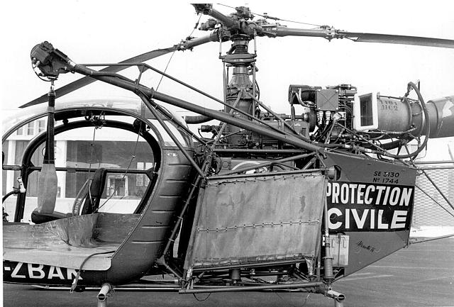Alouette 2 F-ZBAK Protection civile devant les hangars de la Base de Nice, au début des années 60 (après mai 1962) - Photo DR