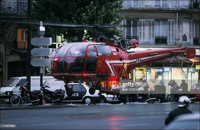 Arrivée de l'Alouette 3 F-ZBAG attentat Tati, le 17 septembre 1986 - Photo Jean Guichard Gettyimages