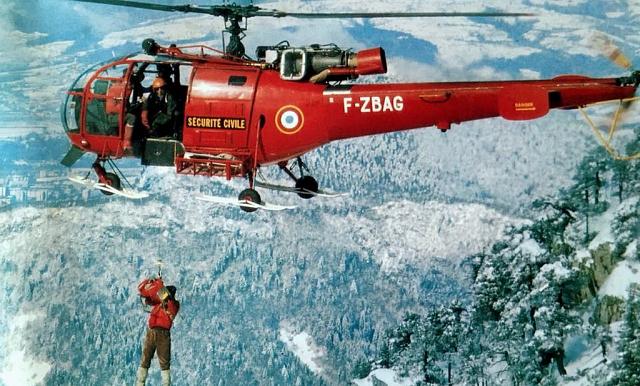 Hélitreuillage avec l'Alouette 3 F-ZBAG Dragon 74 de la Base Sécurité civile d'Annecy - Pilote René Romet avec Gilbert Mezureux au treuil, en 1976 dans le massif des Aravis secteur de la Clusaz - Photo DR