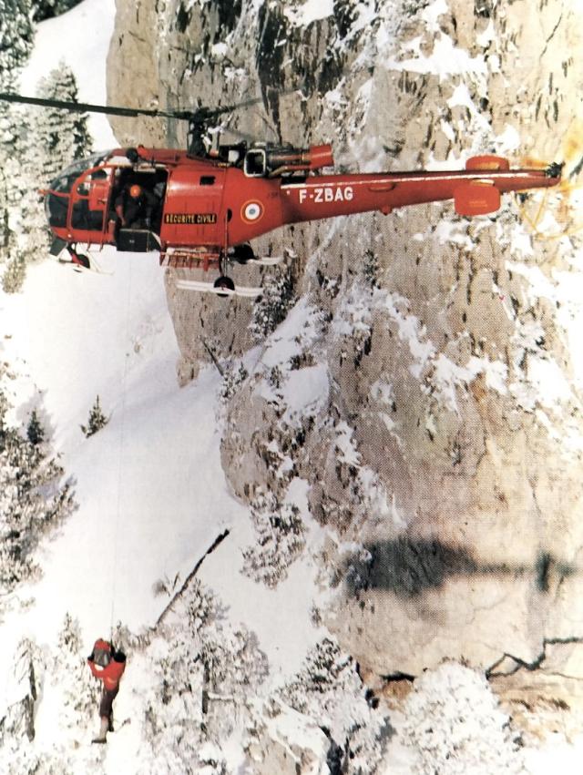 Alouette 3 F-ZBAG Dragon 74 Sécurité civile Annecy - Hélitreuillage avec mécanicien (Gilbert Mezureux ?) en combinaison verte, vers 1976 - Photo DR